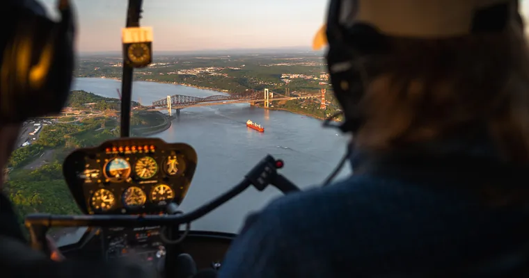 Vue du cockpit d'un hélicoptère au-dessus des ponts de Québec